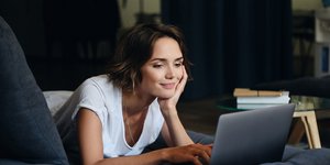 Γυναίκα γράφει στον υπολογιστή 