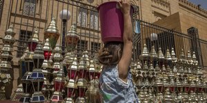 γυναικα κουβαλαει κουβα