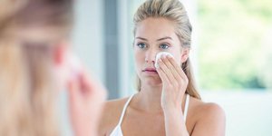 Γυναίκα αφαιρεί το makeup
