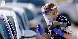 Γυναίκα με μάσκα ελέγχει οδηγό