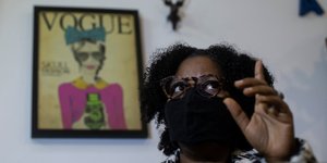 Κάδρο του Vogue πίσω από την γυναίκα με μάσκα