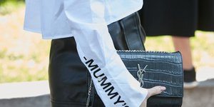 γυναίκα με τσάντα στην εβδομάδα μόδας