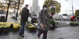 γυναικα με γλαστρα στο χερι