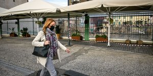 γυναικα περπαταει ομπρελες κορδελες 