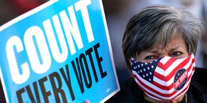 Υποστηρίκτρια του Μπάιντεν με πλακάτ