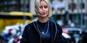 γυναίκα με φόρμα στην εβδομάδα μόδας