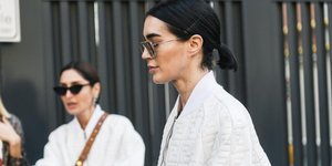 Γυναίκα με λευκό τοπ και γυαλιά ηλίου