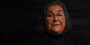 Γυναίκα δίνει συνέντευξη