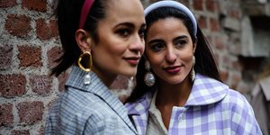 στιλάτες γυναίκες με σκουλαρίκια