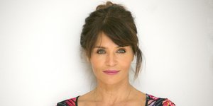 Η Ελενα Κρίστενσεν με φλοράλ φόρεμα