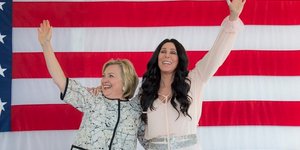 Σερ καi Χίλαρι Κλίντον αγκαλιά