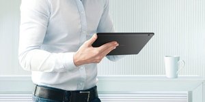 Άνδρας με tablet Huawei