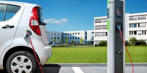 Ηλεκτρικό αυτοκίνητο συνδεδεμένο σε ειδικό φορτιστή