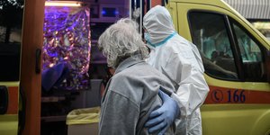 Ηλικιωμένη μπαίνει σε ασθενοφόρο του ΕΚΑΒ