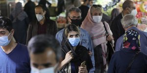 Ιράν πολίτες με μάσκα για κορωνοϊό