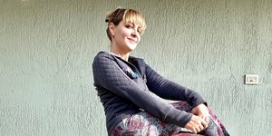 Η Ηρώ Λούπη κάθεται πάνω σε μια συρταριέρα