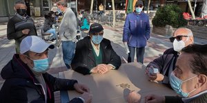 Κόσμος με μάσκες σε εξωτερικό χώρο της περιφέρειεας της Καταλονίας στην Ισπανία