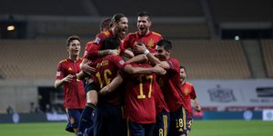 Οι παίκτες της Ισπανίας πανηγυρίζουν