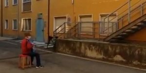 Ιταλία 81χρονος παίζει ακορντεόν για την σύζυγό του που νοσηλεύεται