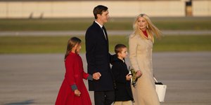 Η Ιβάνκα Τραμπ με τον σύζυγό της Τζάρεντ Κούσνερ και τα παιδιά τους 