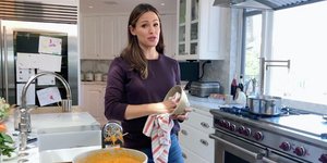 Η Τζένιφερ Γκάρνερ στην κουζίνα μαγειρεύει