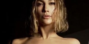 Η Τζένιφερ Λόπεζ ποζάρει ολόγυμνη