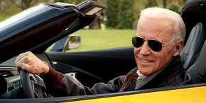 Τζο Μπάιντεν κίτρινη Corvette