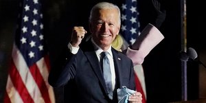 Ο Τζο Μπάιντεν με τη γροθιά ψηλά