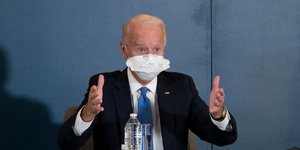 Ο εκλεγμένος πρόεδρος των ΗΠΑ, Τζο Μπάιντεν με τα χέρια μπροστά και μάσκα