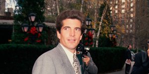 Ο Τζον Κένεντι Τζούνιορ με κοστούμι