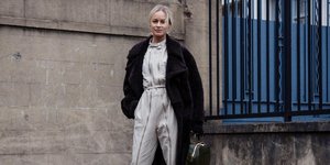 γυναίκα με φόρμα στην εβδομάδα μόδας