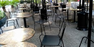 καφε καρεκλες αδειες 