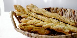 Καλάθι με σπιτικά κριτσίνια καρότου με σουσάμι