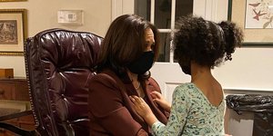 Η Καμάλα Χάρις κρατά στην αγκαλιά της την ανιψιά της