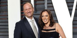 Ντάγκλας Εμχοφ και Καμάλα Χάρις 