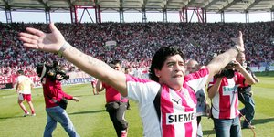 Ο Ντιέγκο Μαραντόνα στο Καραϊσκάκης το 2006  