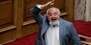 Ο βουλευτής του ΚΚΕ Δ. Καραθανασόπουλος ορυώμενος στη Βουλή 