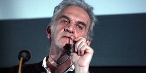 Καταλειφος μασαει γυαλια