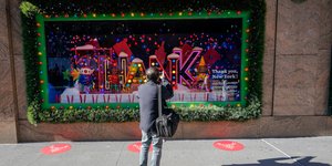 Σημάδια στο πεζοδρόμιο για τήρηση αποστάσεων λόγω κορωνοϊού και έξω από τις βιτρίνες των καταστημάτων στη Νέα Υόρκη