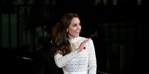 Η Κέιτ Μίντλετον με λευκό φόρεμα