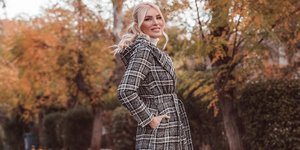 Η Κατερίνα Καινούργιου με καρό παλτό