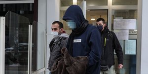 Ο κατηγορούμενος για το έγκλημα στις Σπέτσες βγαίνει από την εισαγγελία Πειραιά