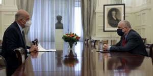 Δένδιας και Κατρούγκαλος με μάσκες στο ΥΠΕΞ