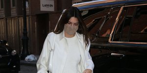 Η Κένταλ Τζένερ με total white look