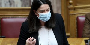 Νίκη Κεραμέως μπλε σακακι και ασπρο μακο