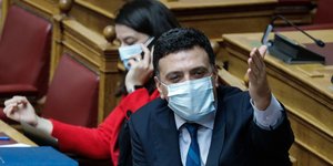 Κικίλιας με μάσκα στη Βουλή