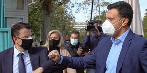 Βασίλης Κικίλιας με μάσκα από τη Θεσσαλονίκη