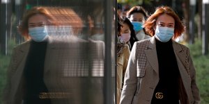 Κινέζα περπατά φορώντας μάσκα