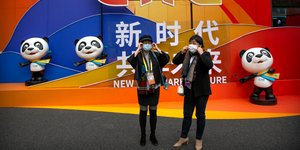 Κινέζες με μάσκες σε έκθεση με μασκότ κοάλα