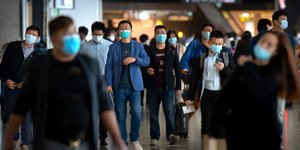 Κινέζοι σε αεροδρόμιο με μάσκες για τον κορωνοϊό